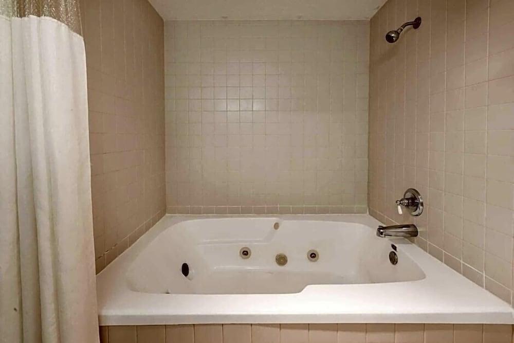 Days Inn By Wyndham บลูมมิงตัน ภายนอก รูปภาพ