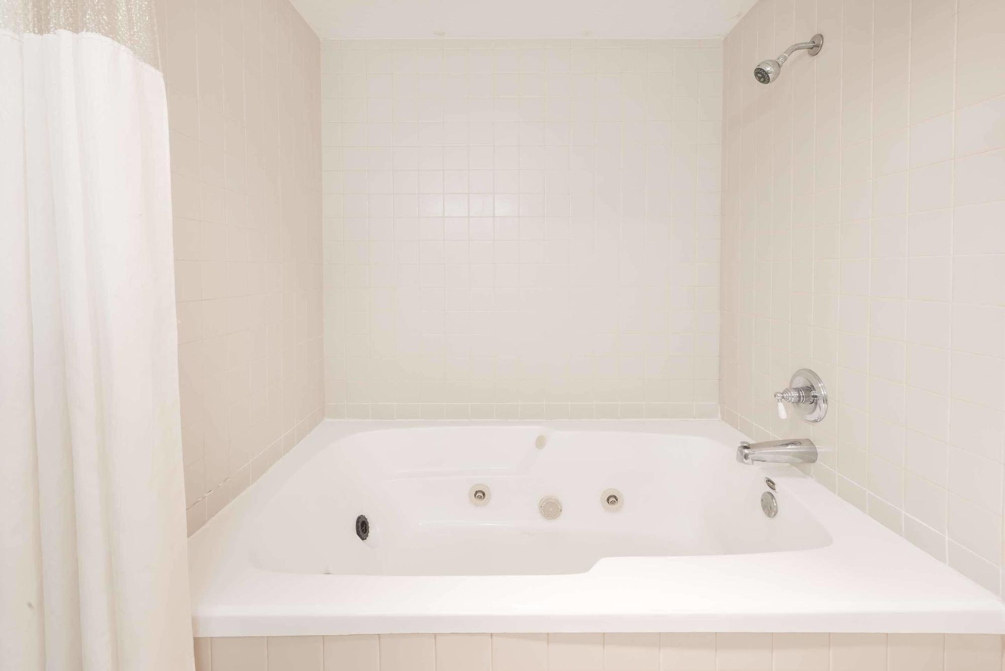 Days Inn By Wyndham บลูมมิงตัน ภายนอก รูปภาพ