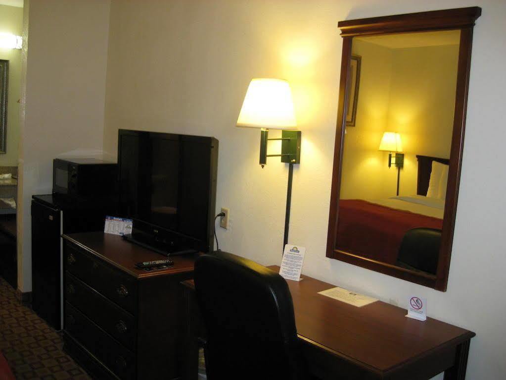 Days Inn By Wyndham บลูมมิงตัน ภายนอก รูปภาพ