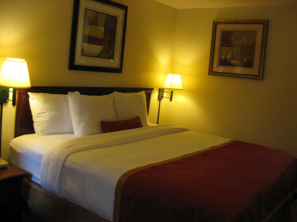 Days Inn By Wyndham บลูมมิงตัน ภายนอก รูปภาพ